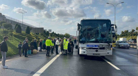 Otobs kaza yapt, yolcular yolda kald