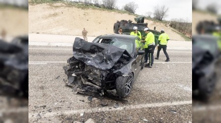Otomobiller kafa kafaya çarpıştı: 3 ölü, 6 yaralı