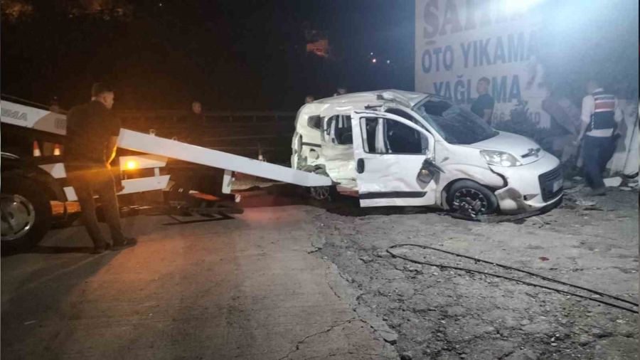 Tır düğün konvoyundaki araca çarptı