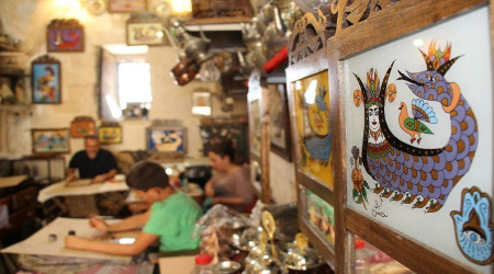 Üç kuşaktır şahmeran işlemeciliği yapıyorlar