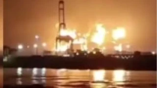 Umman'ın Salalah Limanı'ndaki yangın devam ediyor