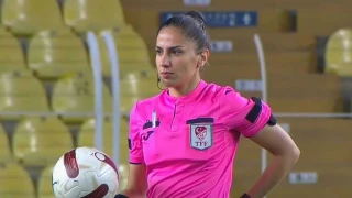 VAR uyarısına rağmen kararından dönmedi amatöre gönderildi