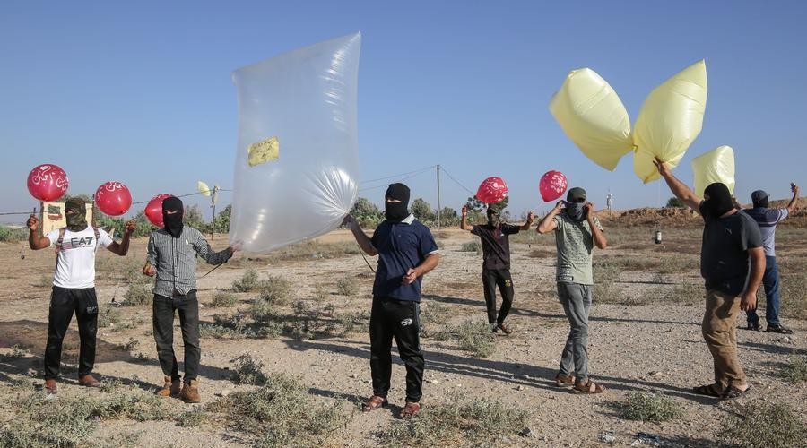 Yanıcı balonlar İsrail’i dize getirdi