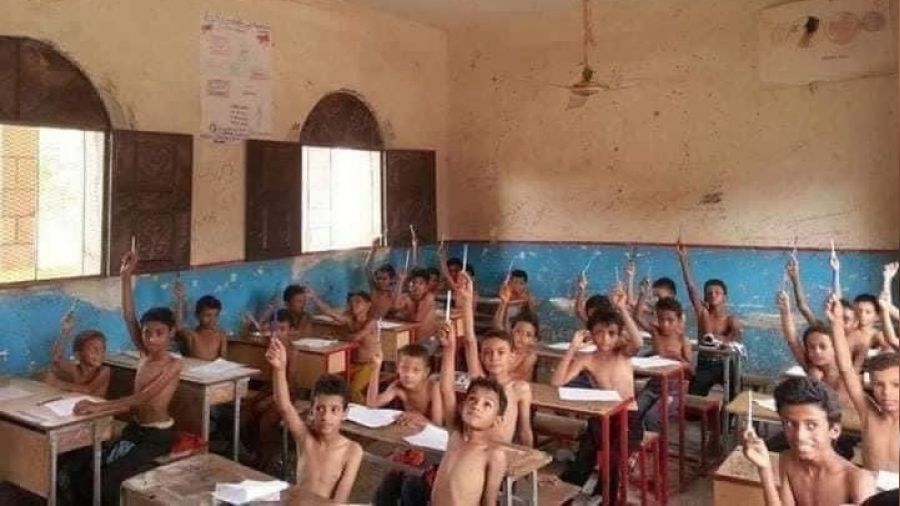 Yemen'de sıcaklıklar yükseldi öğrenciler derslere kıyafetsiz katıldı