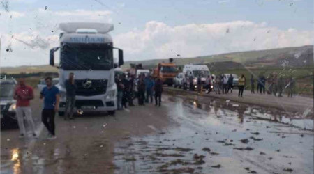Ağrı'da sel nedeniyle kapanan Ağrı-İran karayolu ulaşıma açıldı