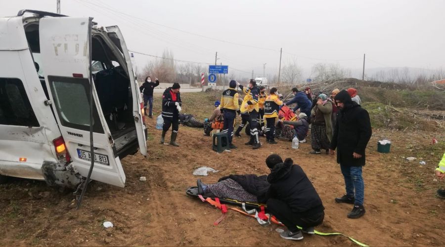 Amasya'da tarm iilerini tayan minibs devrildi: 17 yaral