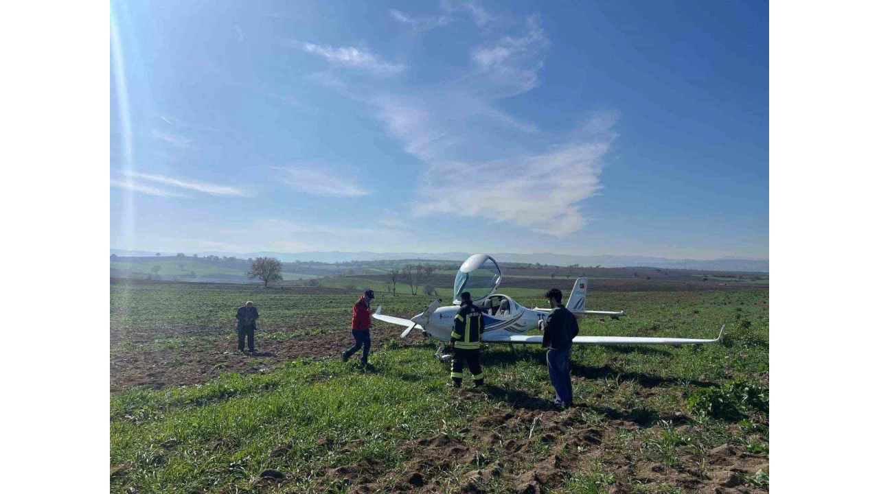Bursa'da eğitim uçağı tarlaya mecburi iniş yaptı