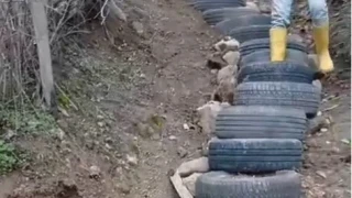 Camiye ulaşmak için araba lastiğinden merdiven yaptılar