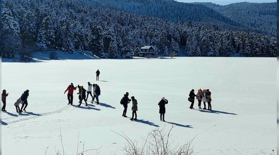 Donmuş göl üzerinde tehlikeli anlar