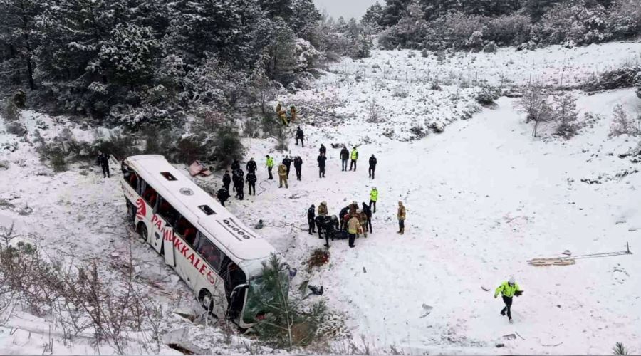 stanbul'da yolcu otobs arampole devrildi: 3 l, 15 yaral