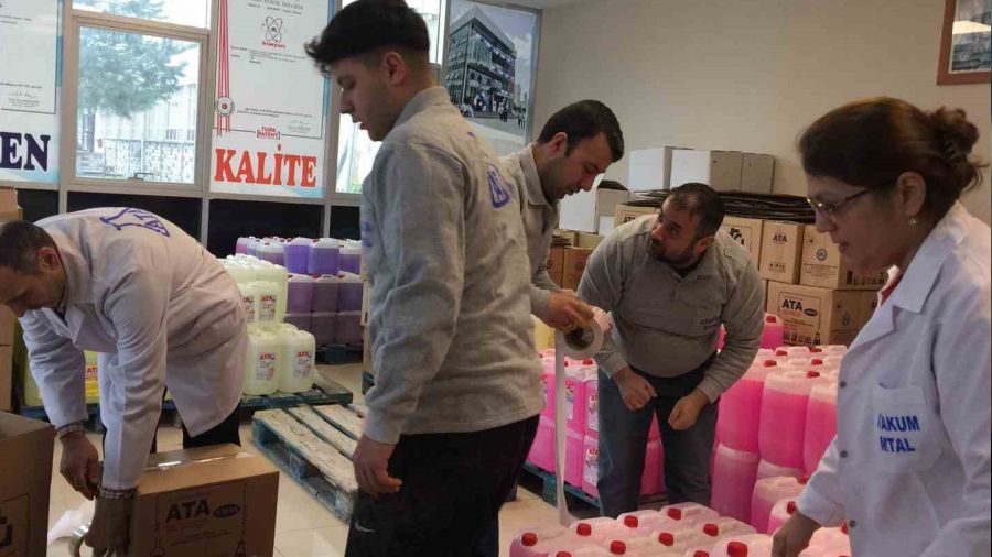 Liseden depremzedelere 1 ton hijyenik malzeme desteği