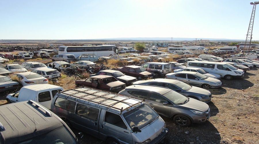 Milyonlarca TL değerinde araçlar toprağa gömülüyor