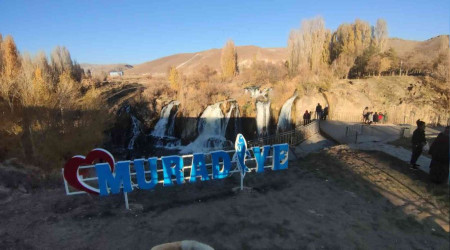 Muradiye Şelalesi büyülüyor