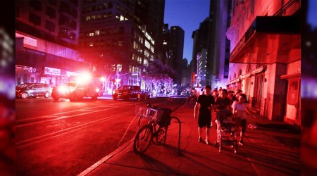 New York karanlığa gömüldü