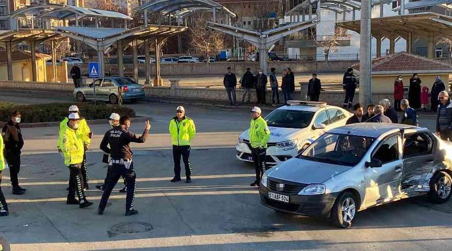 Nide'de feci kaza: yolcular camdan yola frlad