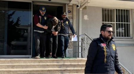 Polis görünümlü dolandırıcı suçüstü yakalandı