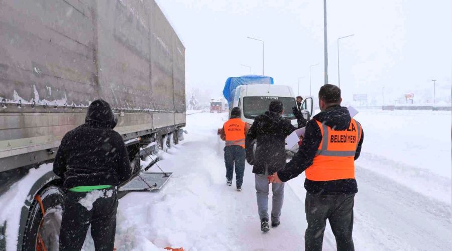 Samsun'da yolda kalanlara kumanya datld