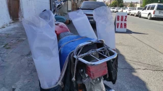 Şanlıurfa'da buz üreticileri talebe yetişemiyor