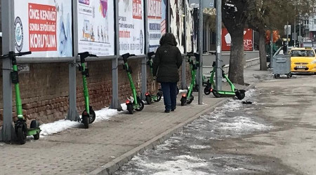 Scooterler yaya ulaşımını zorlaştırıyor