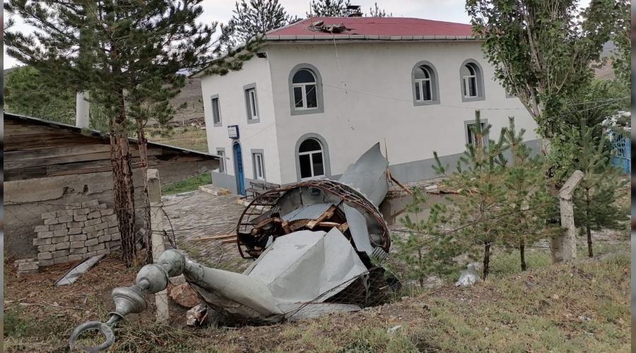 Şiddetli fırtına 30 senelik caminin minaresini yıktı