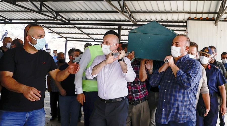 Yangında ölen çift toprağa verildi