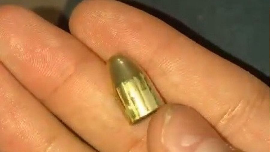 Yorgun mermi tavanı delip içeriye girdi