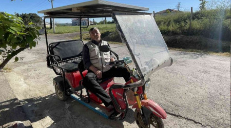 Aldığı elektrikli aracına güneş enerjisi taktırdı