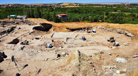 Arslantepe Höyüğü'nde 24 mezar ile 6 ev kalıntısı bulundu
