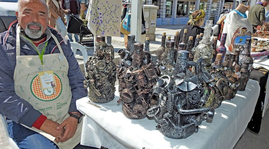 Atıkları sanat eserine dönüştürüyor