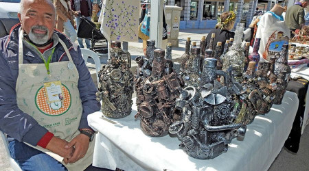 Atıkları sanat eserine dönüştürüyor