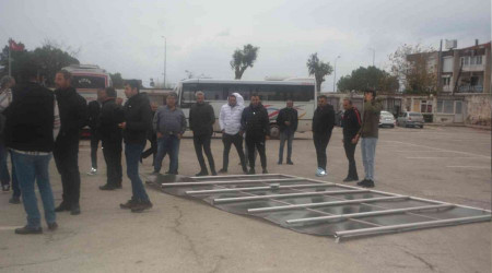 Ayvalık'ta dev güneş paneli otogara uçtu