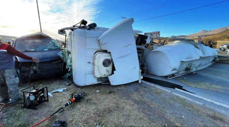 Beton mikseriyle minibüs çarpıştı: 2 ölü, 4 yaralı