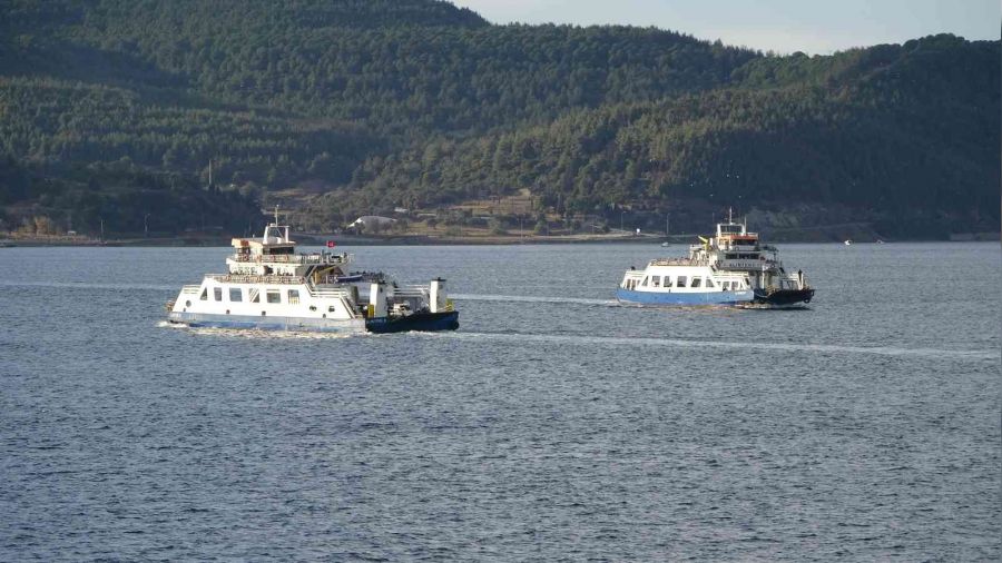 Bozcaada'ya yarnki tm feribot seferlerine frtna engeli