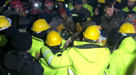 Genç kız 159 saat sonra çıkartıldı