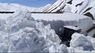 Hakkari'de 7 metreyi bulan karda çalışma