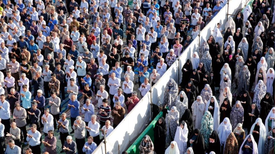 İran'da Müslümanlar bayram namazında bir araya geldi