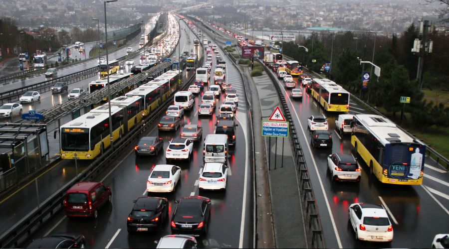 İstanbul'da yağış trafiği felç etti