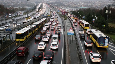 İstanbul'da yağış trafiği felç etti