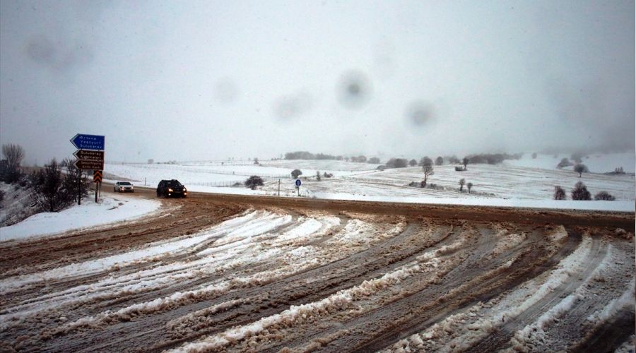 Kar nedeniyle Tokat-Sivas kara yolunda ulaşım aksıyor