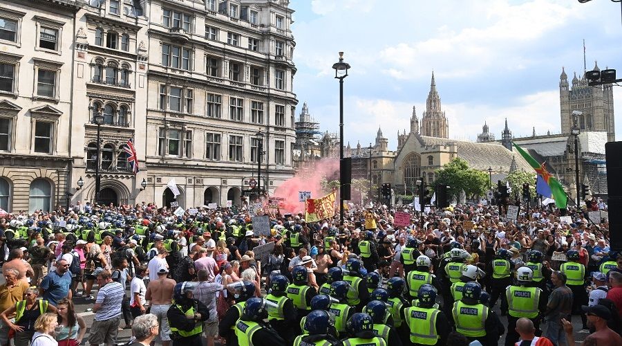 Londra'da a kartlarndan protesto: 11 gzalt