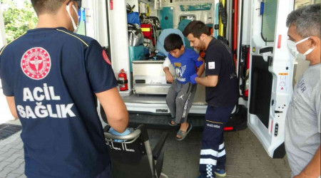 Muğla'da yolda dondurma yiyen çocuğa köpek saldırdı.