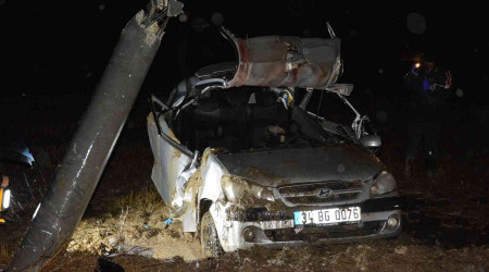 Otomobil elektrik direğine çarptı, genç sürücü yaşamını yitirdi