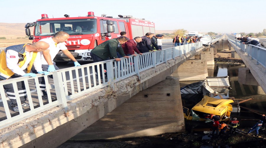 Otomobil ve TIR Kızılırmak'a uçtu