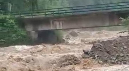 Rize'de dere taştı, yol ulaşıma kapandı