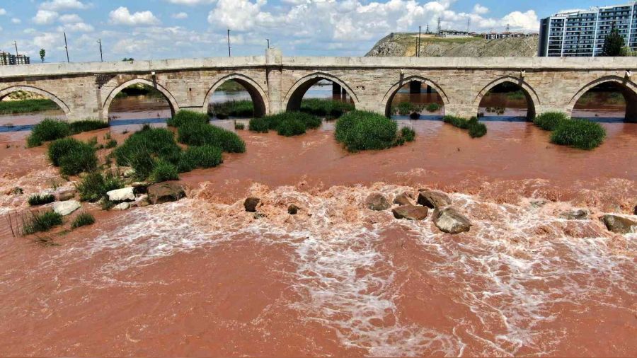 Sağnak yağışlar Kızılırmağı kızıla bürüdü