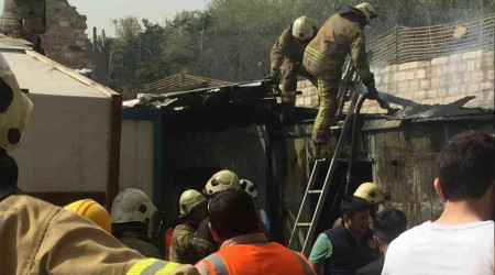 Sarayburnu'nda işçi konteynerleri yandı