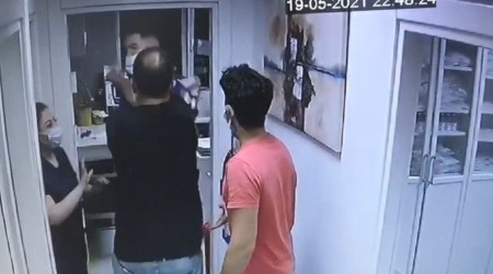 Tıp merkezindeki hemşireye damar yolu yumruğu