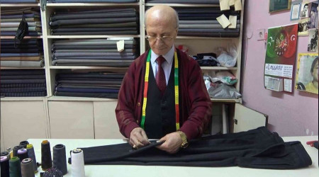 Yarım asırdan fazladır insanların söküğünü dikiyor