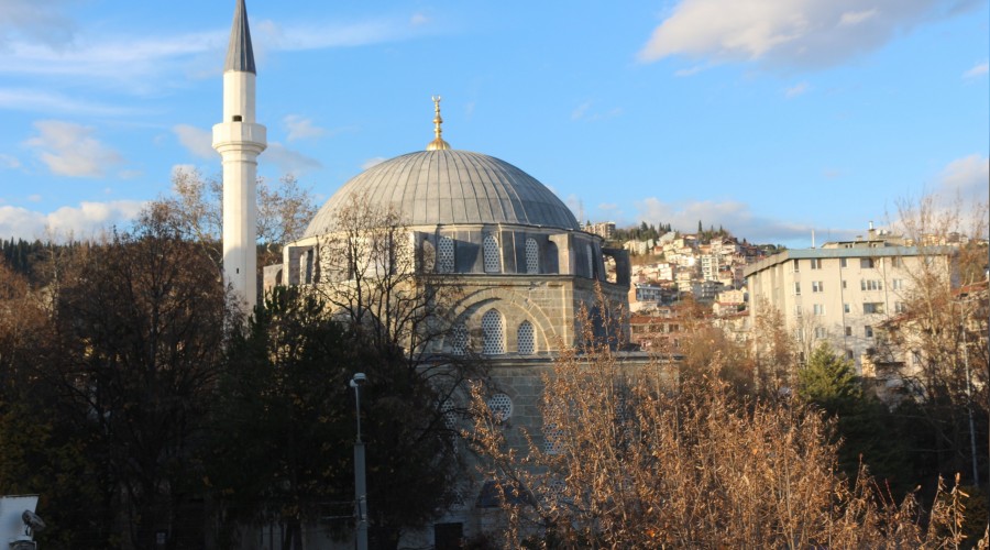Yeni Cuma Camii gün sayıyor