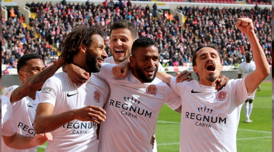 Yiğido'ya evinde darbe